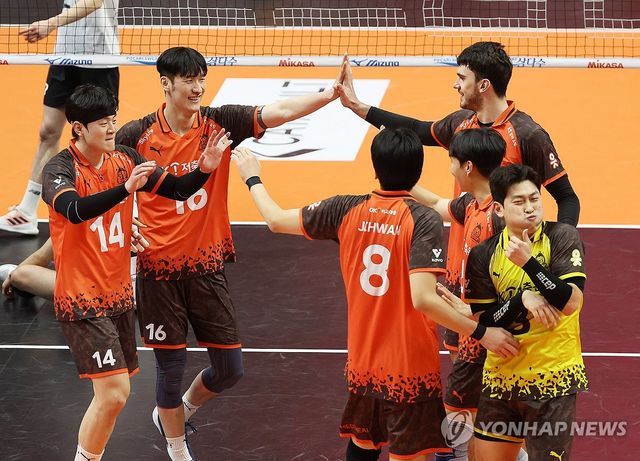 득점 후 기뻐하는 OK저축은행 선수들