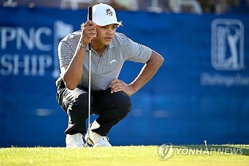 그린을 읽은 찰리 우즈.