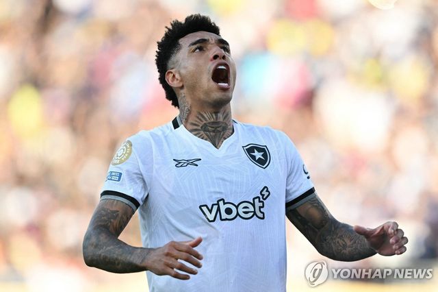 PSG를 상대로 선제골을 터트린 뒤 포효하는 보타포구의 이고르 제주스.