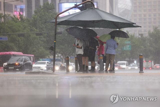 빗속에 갇힌 시민들