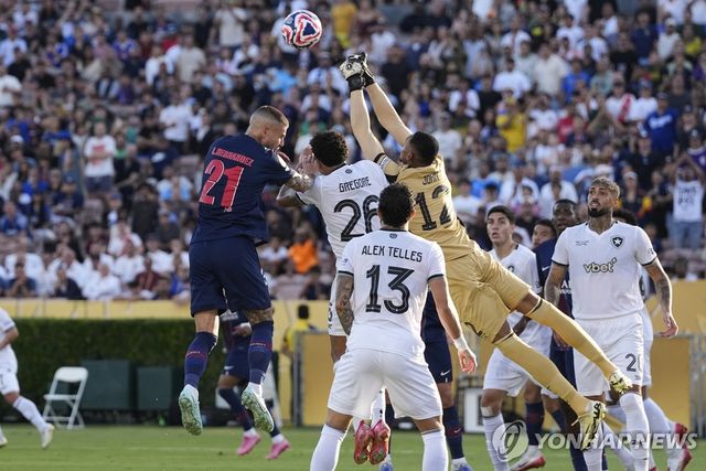 공중볼을 다투는 PSG와 보타포구 선수들.