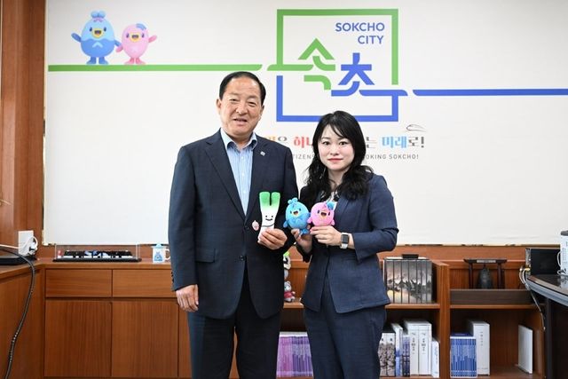 이병선 속초시장(왼쪽)과 다나카 쇼코 씨