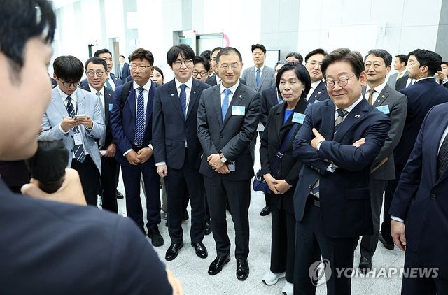 이재명 대통령, AI 제품·서비스 시연 참관