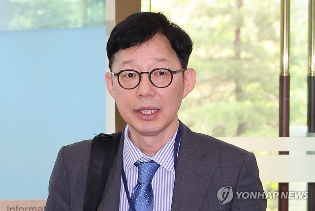 출근하는 박윤주 신임 외교부 1차관