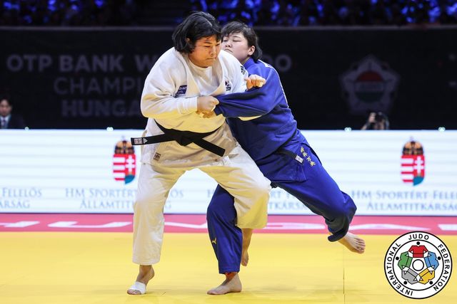 기술 시도하는 김하윤(왼쪽)