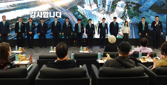 용산정비창 전면1구역 홍보관에서 인사하는 포스코이앤씨 직원들