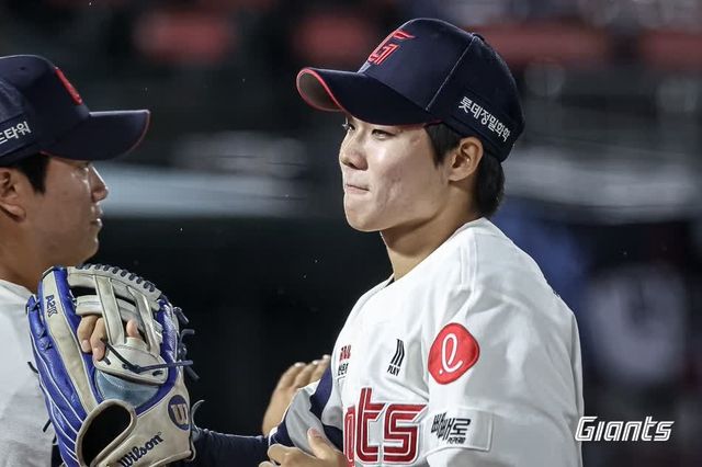 승리 후 동료들과 하이파이브하는 한승현