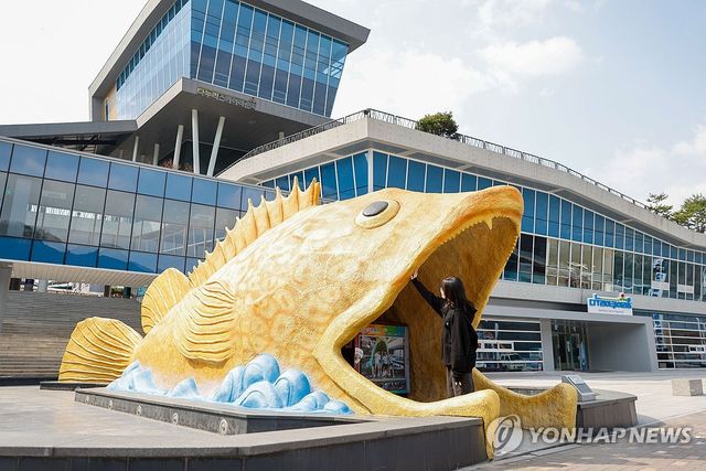 새 단장 황쏘가리 조형물