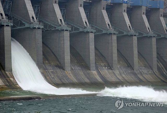 요란한 장맛비에 수문 연 춘천댐