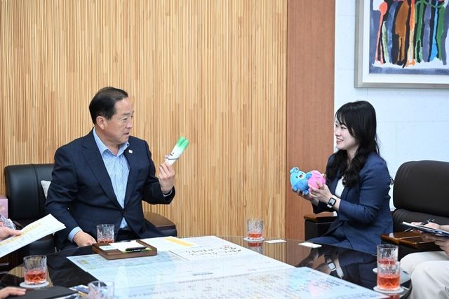 이병선 속초시장(왼쪽)과 이야기 나누는 다나카 쇼코 씨