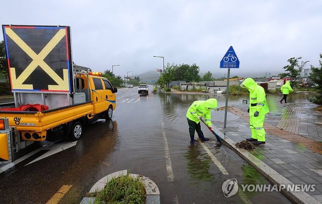 장맛비에 잠긴 도로