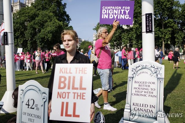 조력 사망에 찬성하는 시위자와 반대하는 시위자