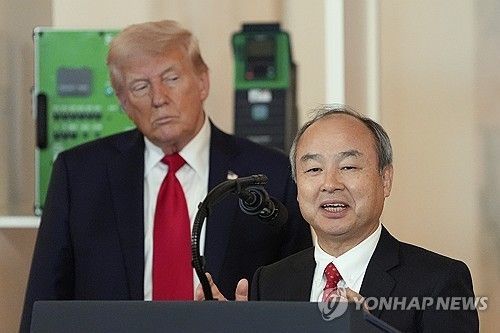 도널드 트럼프 미국 대통령과 일본 소프트뱅크의 손정의(일본명 손 마사요시) 회장 [AP 연합뉴스 자료사진]