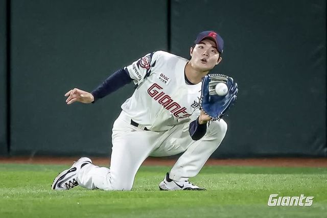 20일 부산 삼성전에서 호수비를 펼치는 롯데 한승현