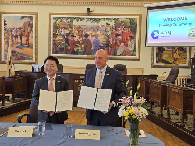 육동한 춘천시장과 윌터 스털링 세인트존스대 총장 업무협약