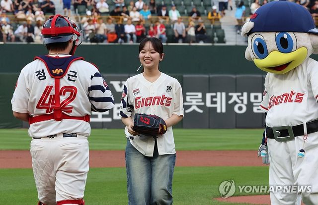 가수 아즈마 아키 시구