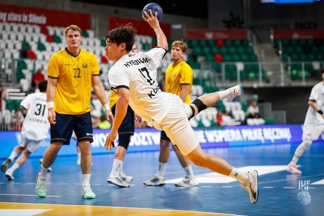 스웨덴전에서 경기하는 한국 21세 이하 남자 핸드볼 대표팀. 
