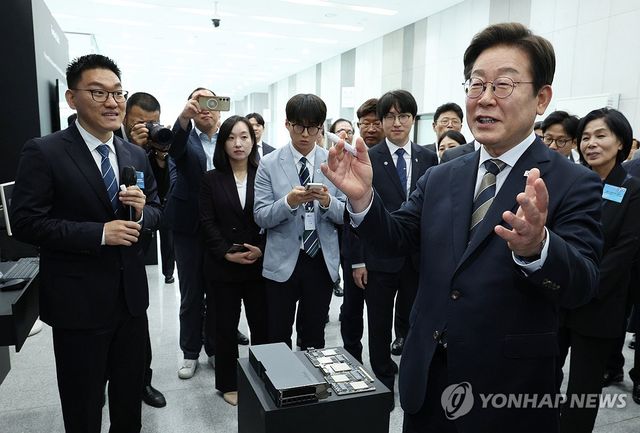 이재명 대통령, AI 제품·서비스 시연 참관