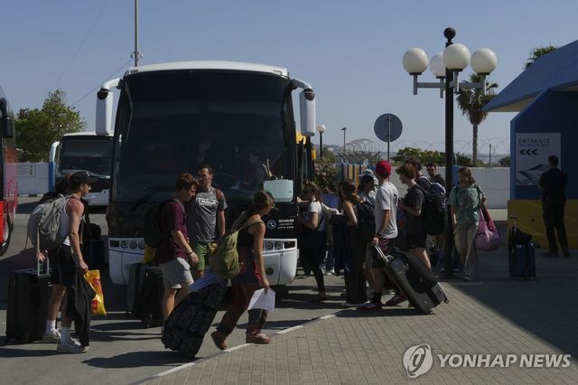이스라엘에서 버스로 대피 중인 키프러스인들