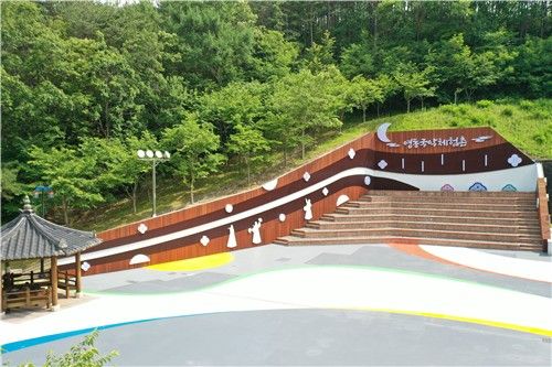 루버 디자인이 적용된 영동국악체험촌 야외무대 옹벽