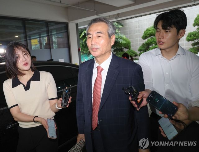 출근하는 민중기 특검