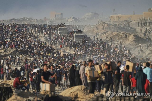 구호품 받아가는 가자지구 주민
