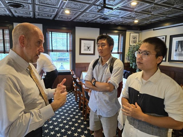 한국 유학생들이 스털링 총장과 이야기를 나누고 있다. 