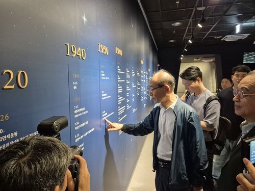 대한민국민주주의전당 관람하는 민주화단체 관계자들