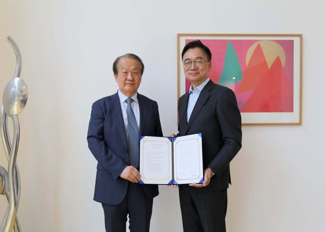 신세계면세점을 운영하는 신세계디에프 양호진 전무(오른쪽)와 유진 유영국미술문화재단 이사장이 업무협약을 체결한 후 기념촬영을 하는 모습. [신세계면세점 제공. 재판매 및 DB 금지]