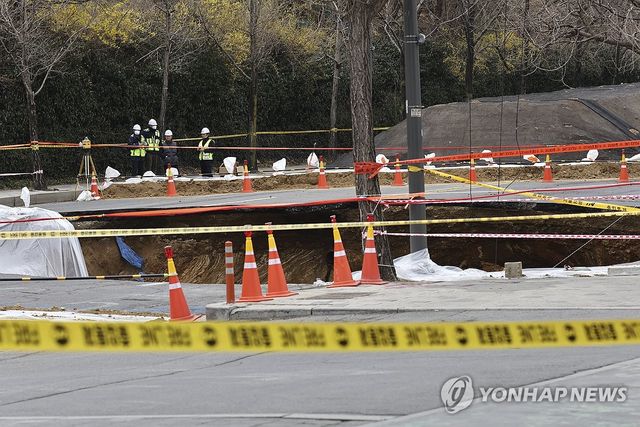 지난 3월 서울 강동구 명일동에 생긴 대형 싱크홀