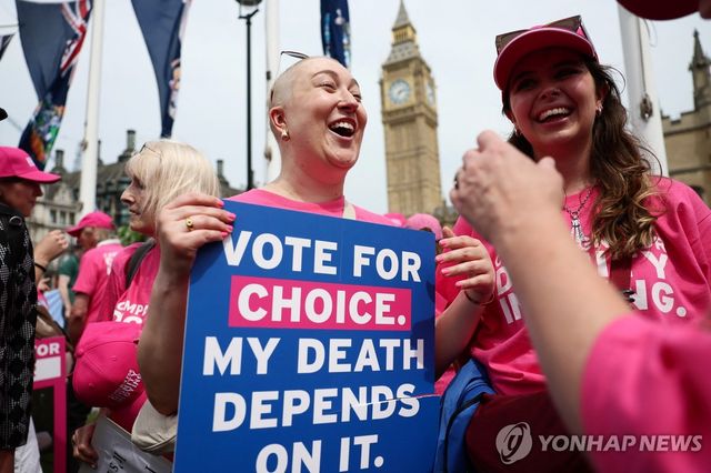 조력사 허용 법안 가결뒤 기뻐하는 조력사 찬성 시위대