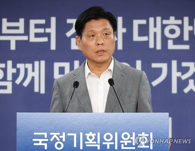 브리핑하는 조승래 대변인