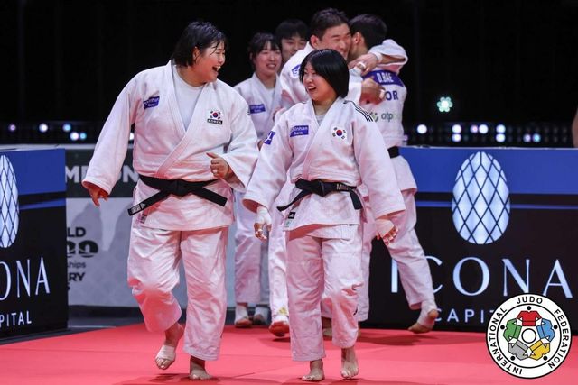 기뻐하는 유도 대표팀