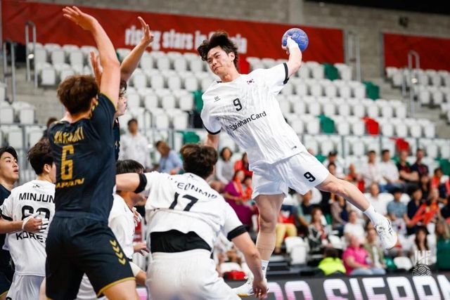 일본과 경기에서 슛을 던지는 한국 문진혁