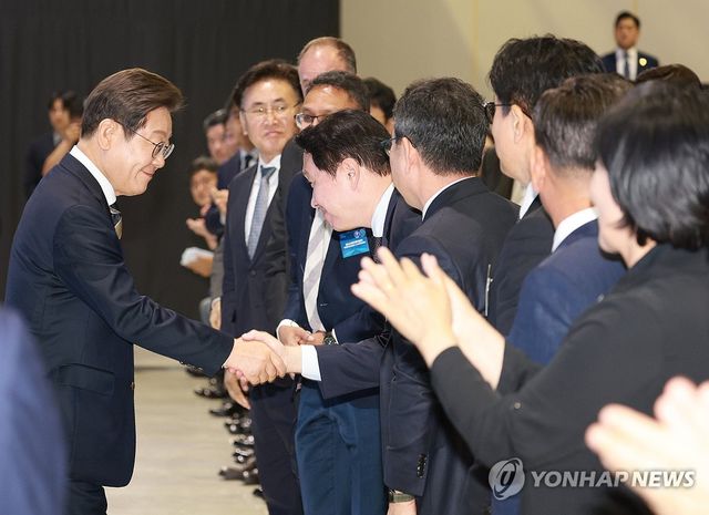 이재명 대통령, 최태원 SK 회장과 악수