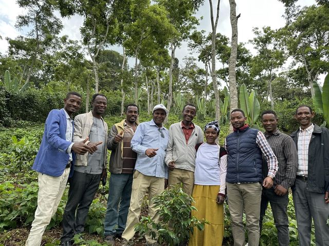 한국 산림청 지원 커피 혼농임업 사업지 현장의 농장 주인과 협력파트너들