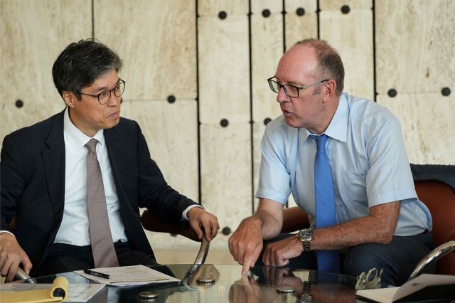 제22차 OECD 통계정책위원회에서 스티브 맥필리(Steve MacFeely) OECD 통계데이터국장과 면담하는 허승철 기획조정관