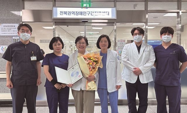 이준례 교수(왼쪽 세 번째) 보건복지부 장관 표창 수상