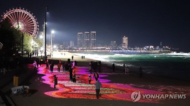 모래사장 위 미디어아트…'빛의 바다, 속초'