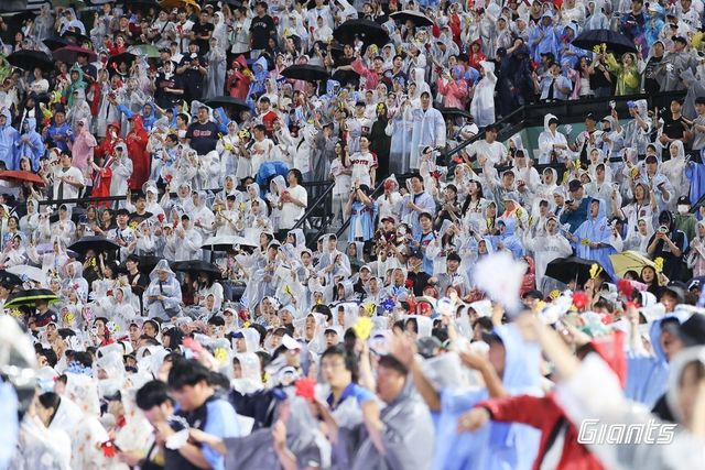 빗속에서 응원전을 벌이는 롯데 팬