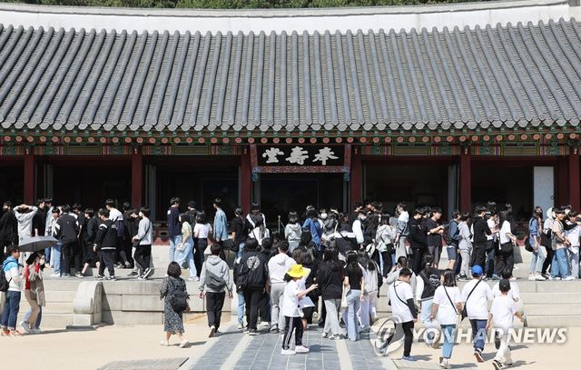 현장체험학습하는 학생들