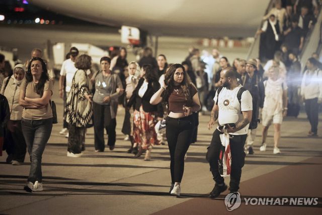 이스라엘에서 자국으로 대피한 불가리아 국민들 