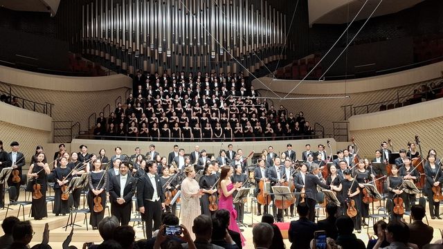 정명훈과 오케스타라, 합창단에 박수 갈채