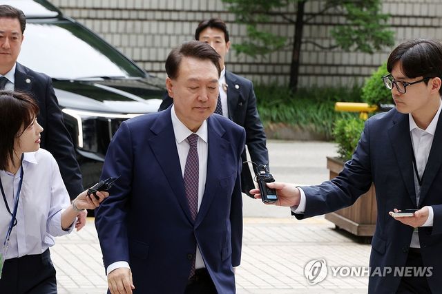 조은석 특검 임명 뒤 첫 내란 재판 출석한 윤석열