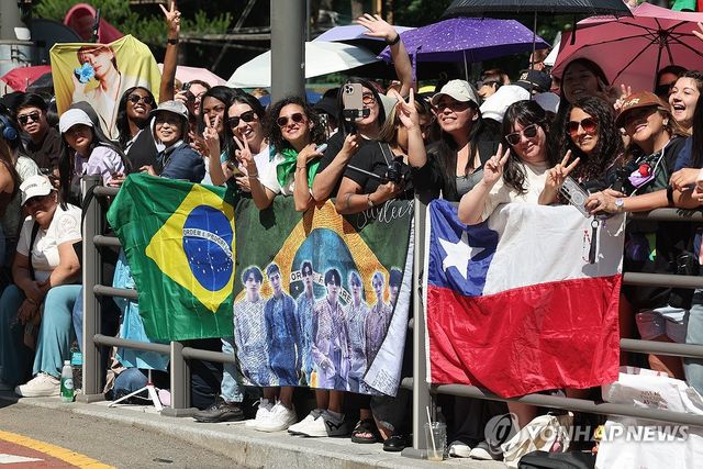 BTS 지민·정국 전역 축하하는 아미들