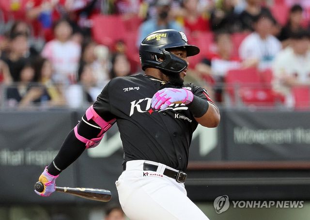 안타 치는 로하스