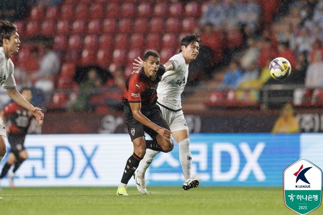 포항 조르지(왼쪽)가 제주 장민규와 공을 다투고 있다.