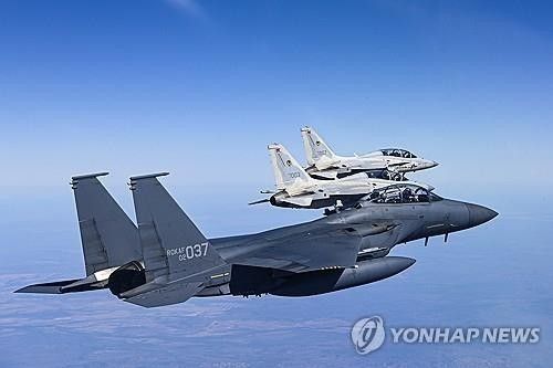 우정 비행하는 한국 공군 F-15K와 필리핀 공군 FA-50PH