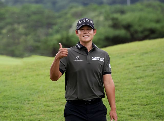 1번 홀 샷 이글 후 기뻐하는 신용구