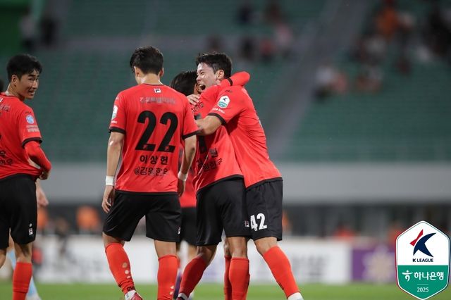동료들과 골 세리머니 하는 강원 모재현(맨 오른쪽).